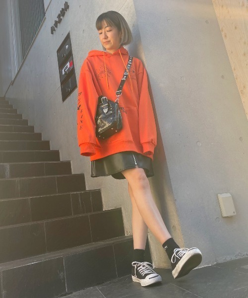 Candy Stripper（キャンディストリッパー）の「BELTED FAKE LEATHER ワンピース（ジャンパースカート・レディース・ブラック/ブルー・2）」の5枚目の写真