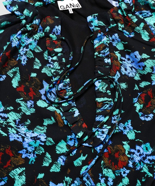 GANNI（ガニー）の「Printed Light Crepe Ruffle V-neck Dress