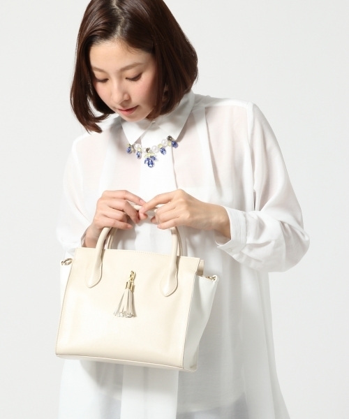 LEPSIM（レプシィム）の「タッセルミニトート　558087（トートバッグ・レディース・ブラック/ライトベージュ/ライトブルー/レッド・FREE）」の2枚目の写真