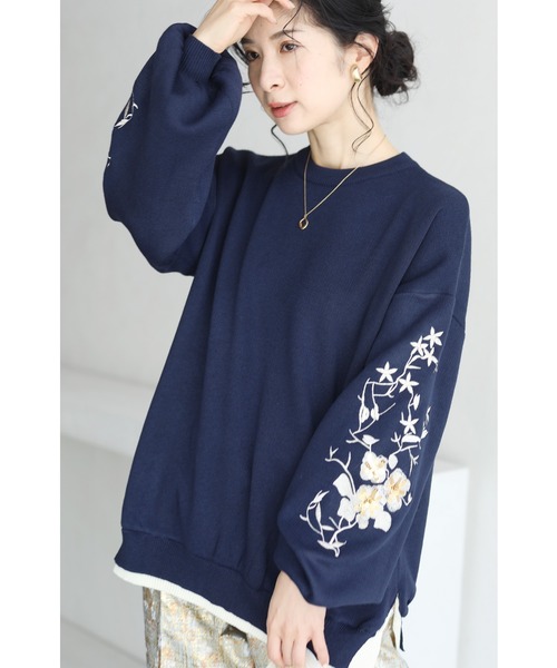 cawaii（カワイイ）の「（紺）スパンコール煌めく白花刺繍のポワン袖 