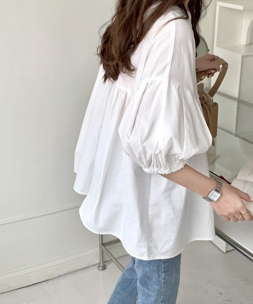 emi+(エミプラス)の「フロントギャザーチュニックブラウス(シャツ/ブラウス・レディース・ホワイト/ブラック/グリーン/モカ/ブルーグレー/パープル/チャコールグレー/ベージュ/ライトブルー・FREE)」の2枚目の写真