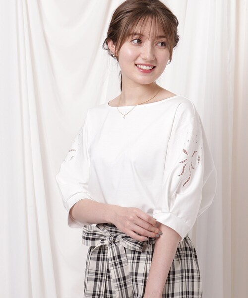 couture brooch（クチュールブローチ）の「◆【新色追加入荷！！】UVケア/接触冷感/洗える　フラワー刺繍ドルマンスリーブプルオーバー（Tシャツ/カットソー・レディース・ブラック/オフホワイト/サックスブルー/ベビーピンク/ブラック系2/黄緑系/ピンク系その他/ホワイト系9/ブラック系7/ライトグレー系7・40/38/42/36）」の3枚目の写真