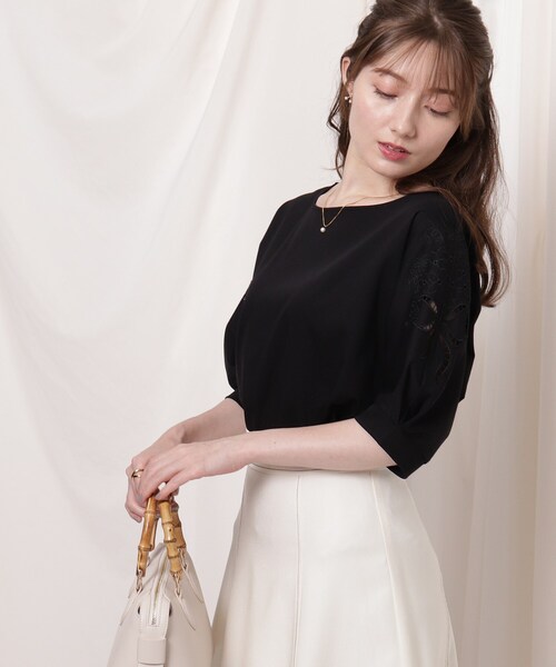 couture brooch（クチュールブローチ）の「◆【新色追加入荷！！】UVケア/接触冷感/洗える　フラワー刺繍ドルマンスリーブプルオーバー（Tシャツ/カットソー・レディース・ブラック/オフホワイト/サックスブルー/ベビーピンク/ブラック系2/黄緑系/ピンク系その他/ホワイト系9/ブラック系7/ライトグレー系7・40/38/42/36）」の5枚目の写真