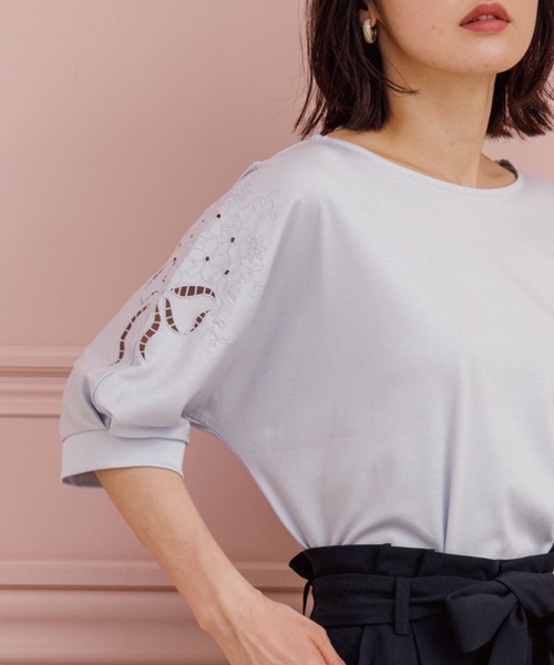 couture brooch（クチュールブローチ）の「◆【新色追加入荷！！】UVケア/接触冷感/洗える　フラワー刺繍ドルマンスリーブプルオーバー（Tシャツ/カットソー・レディース・ブラック/オフホワイト/サックスブルー/ベビーピンク/ブラック系2/黄緑系/ピンク系その他/ホワイト系9/ブラック系7/ライトグレー系7・40/38/42/36）」の8枚目の写真