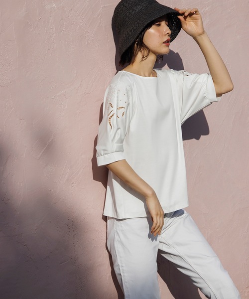 couture brooch（クチュールブローチ）の「◆【新色追加入荷！！】UVケア/接触冷感/洗える　フラワー刺繍ドルマンスリーブプルオーバー（Tシャツ/カットソー・レディース・ブラック/オフホワイト/サックスブルー/ベビーピンク/ブラック系2/黄緑系/ピンク系その他/ホワイト系9/ブラック系7/ライトグレー系7・40/38/42/36）」の13枚目の写真