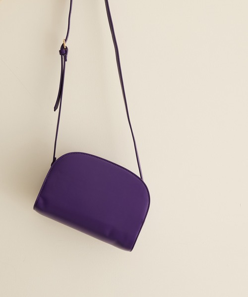 SALON adam et rope'（サロン アダム エ ロペ）の「[ご好評につき新色登場！]【WEB限定】ハーフムーンショルダーバッグ4（ショルダーバッグ・レディース・ブラック/パープル/オフホワイト/グリーン・FREE）」の4枚目の写真