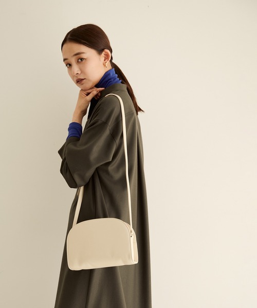 SALON adam et rope'（サロン アダム エ ロペ）の「[ご好評につき新色登場！]【WEB限定】ハーフムーンショルダーバッグ4（ショルダーバッグ・レディース・ブラック/パープル/オフホワイト/グリーン・FREE）」の5枚目の写真