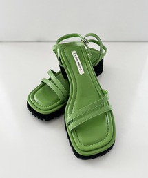 by muni:r | ストラップ付き光沢サンダル(サンダル)