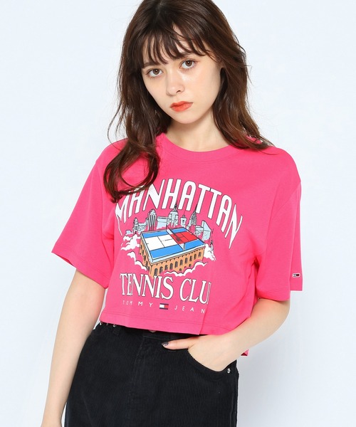 tommy jeans(トミー ジーンズ)の「スーパークロップドテニスクラブTシャツ(Tシャツ/カットソー・レディース・ブラック/ピンク・MEDIUM/SMALL/X-SMALL)」の2枚目の写真