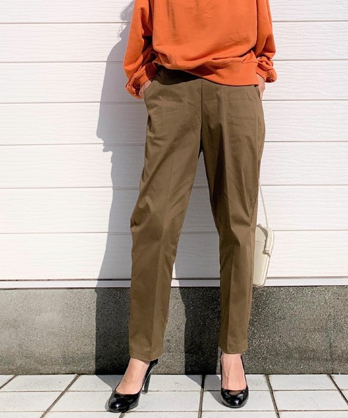 Q（キュー）の「イージーテーパードパンツ（その他パンツ・レディース・ブラック/カーキ・MEDIUM）」の2枚目の写真