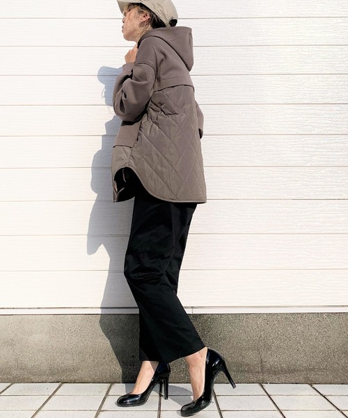 Q（キュー）の「イージーテーパードパンツ（その他パンツ・レディース・ブラック/カーキ・MEDIUM）」の8枚目の写真