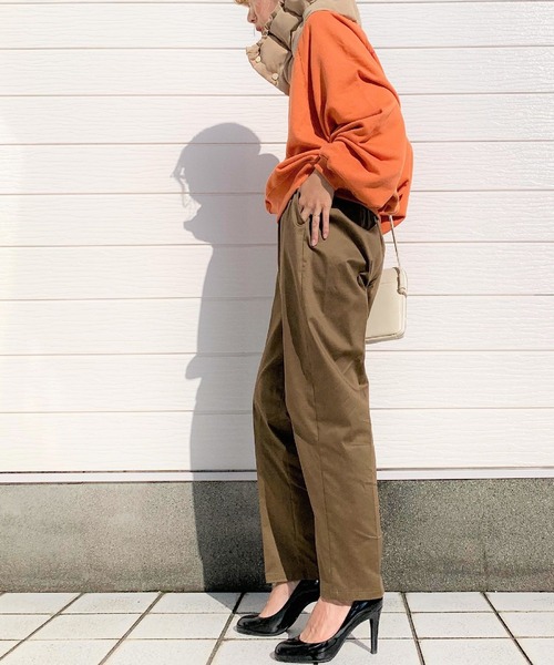 Q（キュー）の「イージーテーパードパンツ（その他パンツ・レディース・ブラック/カーキ・MEDIUM）」の7枚目の写真