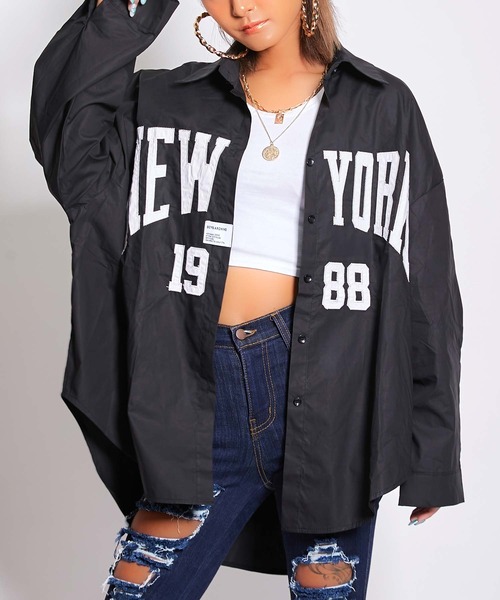 babyShoop（ベイビーシュープ）の「NEW YORKロゴシャツ（シャツ/ブラウス・レディース・ホワイト/ブラック・FREE）」の2枚目の写真