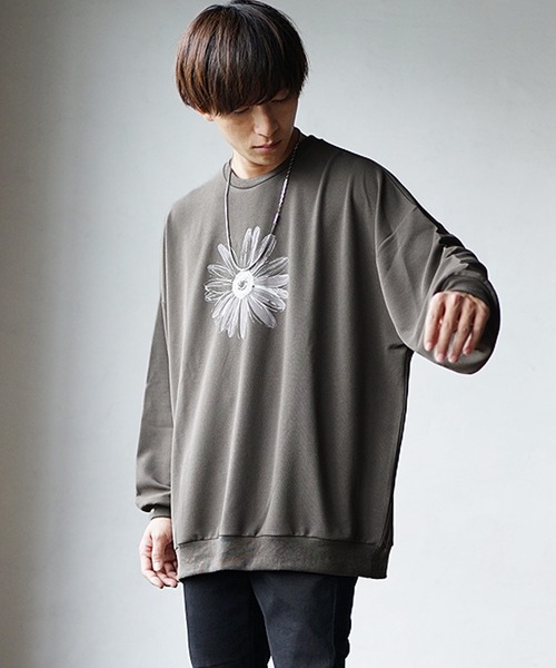 MinoriTY（マイノリティ）の「【MinoriTY】フラワープリントスウェット とろみ素材 ビッグシルエット トレーナー メンズ 花柄（スウェット・メンズ・アッシュグレー/ブラック/モカ・L/M）」の4枚目の写真