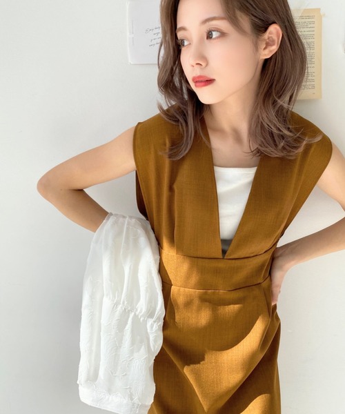 moment+（モーメントプラス）の「リネンライクVネックジャンパースカート（ジャンパースカート・レディース・ブラウン/キャメル/ブラック/アイボリー・M/L）」の4枚目の写真