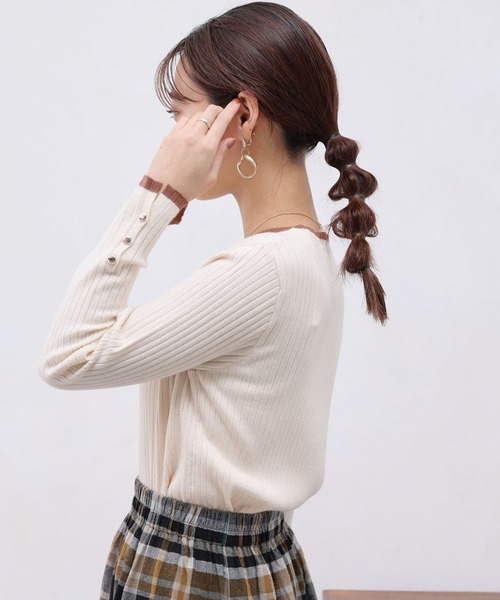 Chez toi（シェトワ）の「配色ライン袖口ボタンリブプルオーバー（ニット/セーター・レディース・マスタード/オフホワイト/ブラック/サックスブルー・FREE）」の6枚目の写真