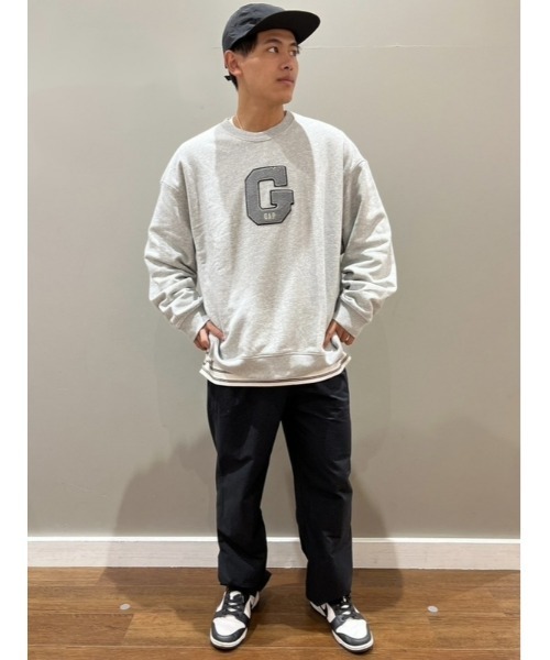 KRY新品トップス スウェットトレーナー ユニセックスサイズ ブラック×ホワイト GAP（ギャップ）の「GAPロゴ スウェット・トレーナー(ユニ