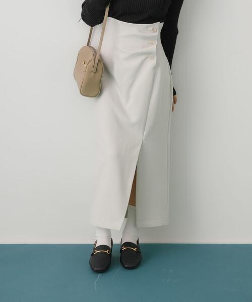 HEYUMM（ヘユム）の「ボタンディテールスカート（スカート・レディース・グレー/ライトベージュ/ブラック・MEDIUM/SMALL）」の14枚目の写真