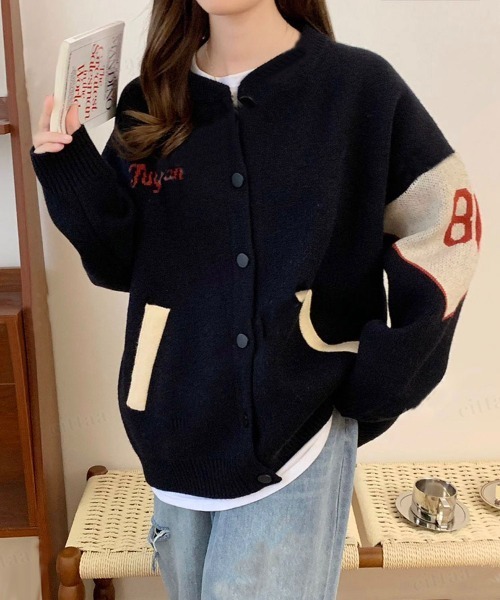 Dalfwin(ダールフィン)の「韓国ファッション milkバックロゴニットカーディガン(ニット/セーター・レディース・グリーン/ブラック/グレー・FREE)」の5枚目の写真