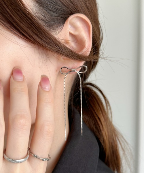 iso（イソ）の「スキニーリボンデザインピアス（ピアス（両耳用）・レディース・ゴールド/シルバー・FREE）」の8枚目の写真