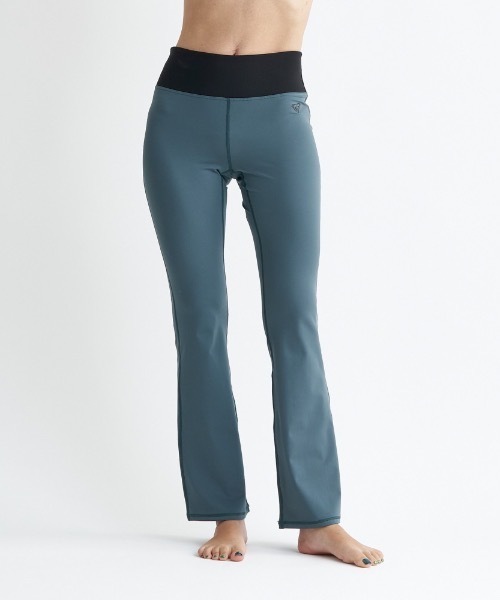 ROXY(ロキシー)の「SIMPLY CALM FLARE LE/ロキシー速乾UVカット付きフィットネスレギンスワイドパンツ(その他パンツ・レディース・ベージュ/グレー/ブラック・LARGE/MEDIUM/SMALL)」の3枚目の写真