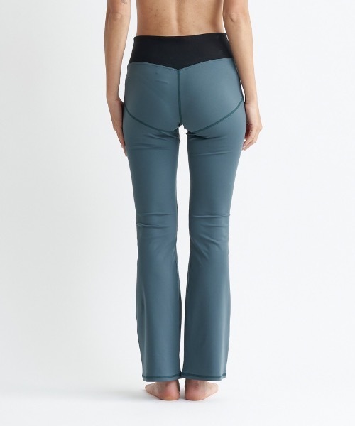 ROXY(ロキシー)の「SIMPLY CALM FLARE LE/ロキシー速乾UVカット付きフィットネスレギンスワイドパンツ(その他パンツ・レディース・ベージュ/グレー/ブラック・LARGE/MEDIUM/SMALL)」の13枚目の写真