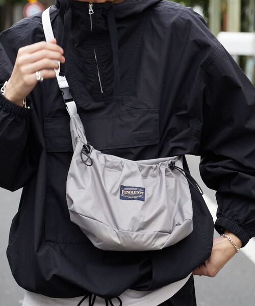 PUBLUX（パブリュクス）の「PENDLETON × PUBLUX/ペンドルトン 別注 リップストップ ショルダーバッグ　限定展開（ショルダーバッグ・レディース・オリーブ/ブラック/グレー・ONE SIZE）」の5枚目の写真