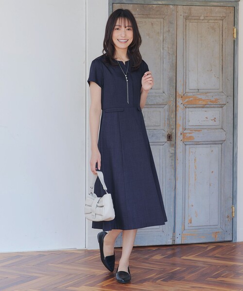 Tiaclasse（ティアクラッセ）の「フラップ付きミディアム丈フレアワンピース（ワンピース・レディース・グレイッシュベージュ/チャコールグレー/ブルー/ミント/ネイビー・S/M/L）」の5枚目の写真