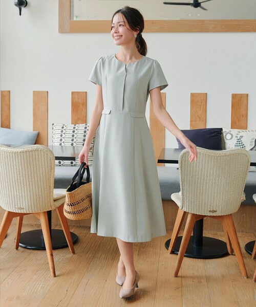 Tiaclasse（ティアクラッセ）の「フラップ付きミディアム丈フレアワンピース（ワンピース・レディース・グレイッシュベージュ/チャコールグレー/ブルー/ミント/ネイビー・S/M/L）」の4枚目の写真