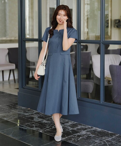 Tiaclasse（ティアクラッセ）の「フラップ付きミディアム丈フレアワンピース（ワンピース・レディース・グレイッシュベージュ/チャコールグレー/ブルー/ミント/ネイビー・S/M/L）」の22枚目の写真