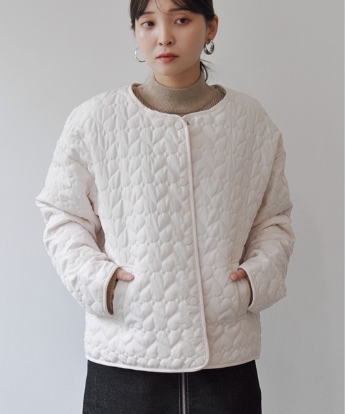 Meli rich（メリーリッチ）の「ハート柄キルティング中綿ノーカラージャケット（ノーカラージャケット・レディース・アイボリー/ブラック・MEDIUM）」の5枚目の写真