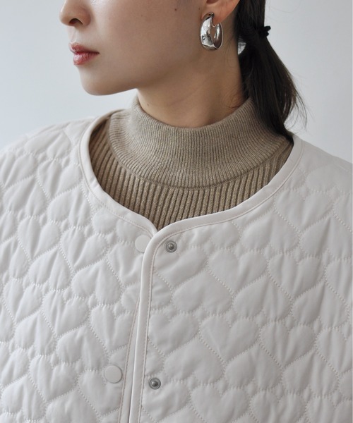 Meli rich（メリーリッチ）の「ハート柄キルティング中綿ノーカラージャケット（ノーカラージャケット・レディース・アイボリー/ブラック・MEDIUM）」の15枚目の写真