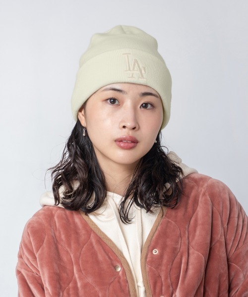 NEW ERA(ニューエラ)の「【OVERRIDE別注】NEW ERA KNIT CLASSIC / ニューエラ(ニットキャップ/ビーニー・レディース・ブラック系/ブルー系/ブルー系1/ピンク系1/ブラック系3/ブラック系1/ピンク系/オレンジ系/グリーン系/ブラック系4/グレー系/ブラック系2/ネイビー系/ホワイト系1/ホワイト系/グレー系1/ブルー系3/ホワイト系3/ブルー系2/ホワイト系2/ブラック系5・OSFA)」の22枚目の写真