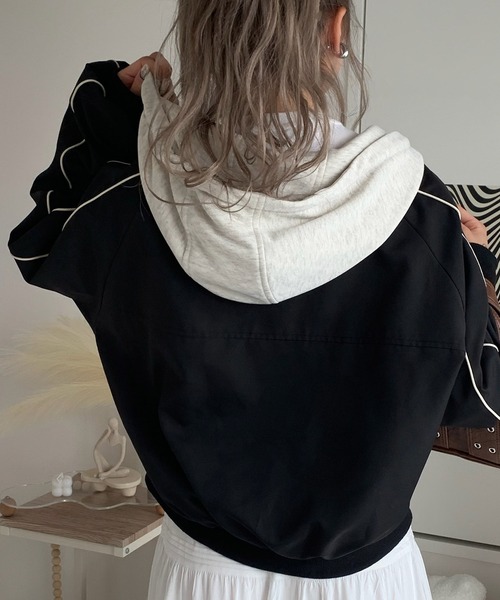 mily bilet（ミウィビレット）の「【mily bilet】スポーティ&おしゃれが叶う。サイドライン袖ギャザースウェットフード使い胸刺繍パーカーブルゾン（ブルゾン・レディース・ホワイト/ブラック・LARGE/MEDIUM/SMALL/X-LARGE）」の4枚目の写真