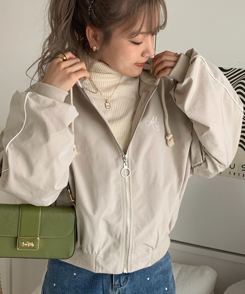 mily bilet（ミウィビレット）の「【mily bilet】スポーティ&おしゃれが叶う。サイドライン袖ギャザースウェットフード使い胸刺繍パーカーブルゾン（ブルゾン・レディース・ホワイト/ブラック・LARGE/MEDIUM/SMALL/X-LARGE）」の8枚目の写真