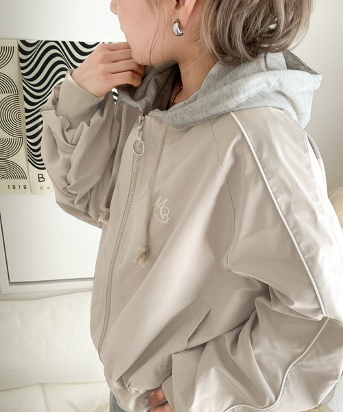 mily bilet（ミウィビレット）の「【mily bilet】スポーティ&おしゃれが叶う。サイドライン袖ギャザースウェットフード使い胸刺繍パーカーブルゾン（ブルゾン・レディース・ホワイト/ブラック・LARGE/MEDIUM/SMALL/X-LARGE）」の11枚目の写真
