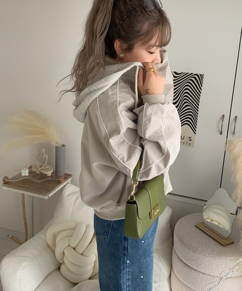 mily bilet（ミウィビレット）の「【mily bilet】スポーティ&おしゃれが叶う。サイドライン袖ギャザースウェットフード使い胸刺繍パーカーブルゾン（ブルゾン・レディース・ホワイト/ブラック・LARGE/MEDIUM/SMALL/X-LARGE）」の9枚目の写真
