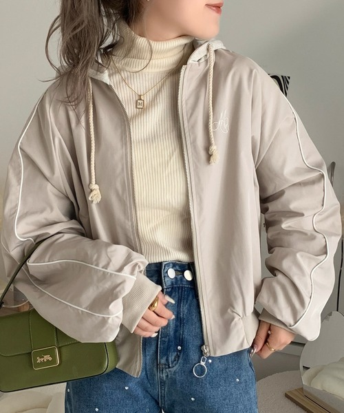 mily bilet（ミウィビレット）の「【mily bilet】スポーティ&おしゃれが叶う。サイドライン袖ギャザースウェットフード使い胸刺繍パーカーブルゾン（ブルゾン・レディース・ホワイト/ブラック・LARGE/MEDIUM/SMALL/X-LARGE）」の7枚目の写真