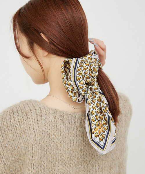 SLOBE IENA（スローブイエナ）の「SLOBE 大判スカーフ（バンダナ/スカーフ・レディース・イエロー/レッド/ブラウン・FREE）」の2枚目の写真