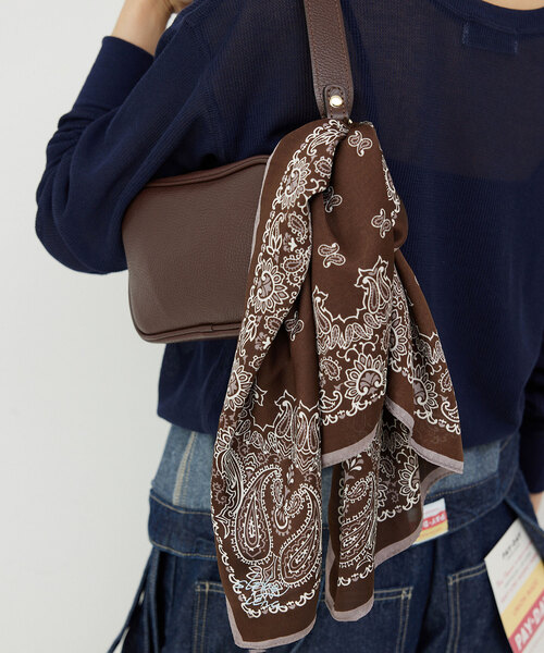 SLOBE IENA（スローブイエナ）の「SLOBE 大判スカーフ（バンダナ/スカーフ・レディース・イエロー/レッド/ブラウン・FREE）」の4枚目の写真