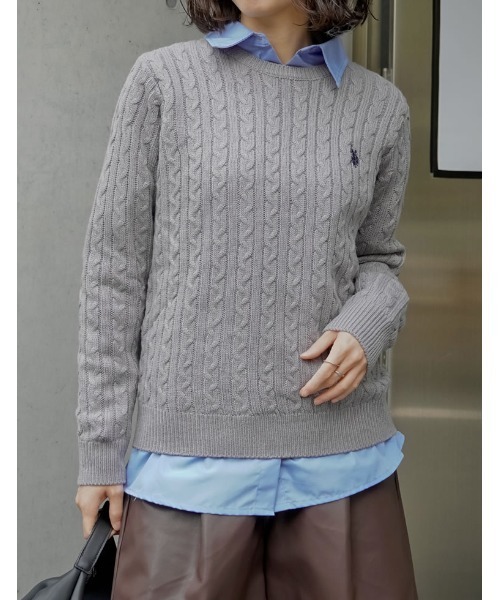 Re:EDIT（リエディ）の「[新色追加][U.S. POLO ASSN.][別注]ワンポイント刺繍ケーブルニットトップス（ニット/セーター・レディース・ブルー/グレー/ホワイト/ブラック/ベージュ/オレンジ・LARGE/MEDIUM）」の3枚目の写真