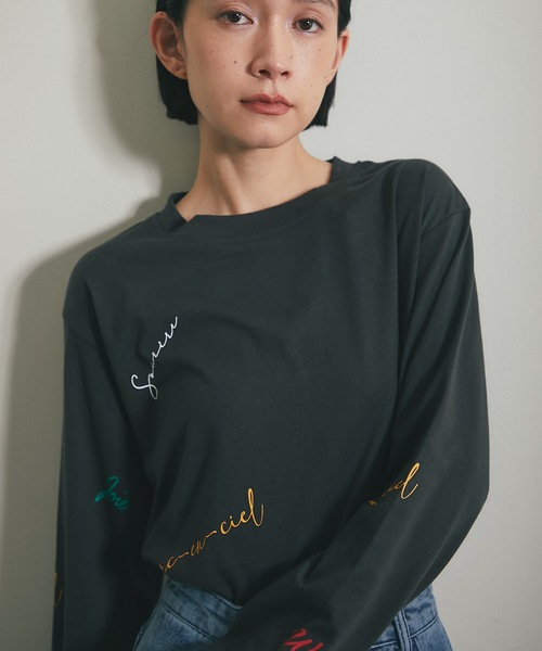 ANOTHER S（アナザーエス）の「マルチロゴプリントロングTシャツ（Tシャツ/カットソー・レディース・チャコールグレー/オフホワイト・M）」の2枚目の写真