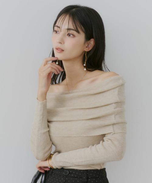 TITTY&CO.（ティティーアンドコー）の「オフショルドレープニットトップス（ニット/セーター・レディース・ブラック/アイボリー/ピンク/ベージュ・FREE）」の9枚目の写真