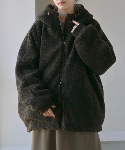 HUG.U（ハグユー）の「裏起毛付きで極暖 バックロゴボアアウター（ブルゾン・レディース・ブラック/オリーブ/ブラウン・FREE）」の10枚目の写真