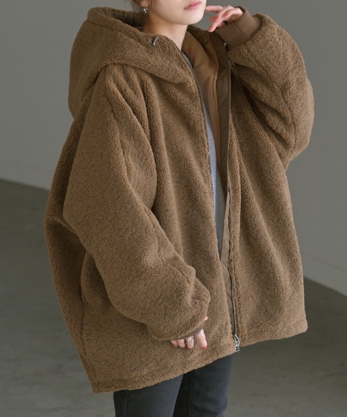 HUG.U（ハグユー）の「裏起毛付きで極暖 バックロゴボアアウター（ブルゾン・レディース・ブラック/オリーブ/ブラウン・FREE）」の5枚目の写真