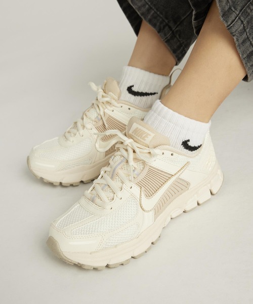 シューズ・サンダルその他 Nike Vomero 5 Junior Shoes HF6998-101 Amazon.com | Nike Vomero 5 Big Kids' Shoes (HF6998-101, Pale