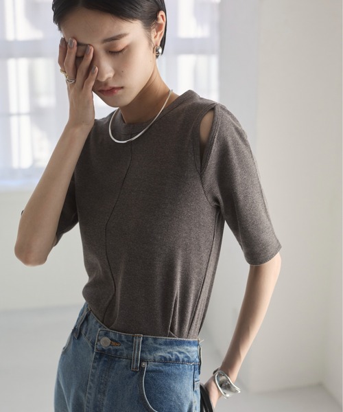 ANGIE(アンジー)の「カットアウト 肩あき リブトップス / 半袖(Tシャツ/カットソー・レディース・ブラウン/グレー/ブラック/アイボリー/グリーン/ブラック系その他/グレー系その他/グリーン系その他・FREE)」の4枚目の写真