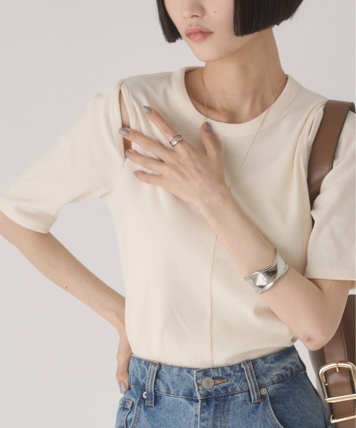 ANGIE(アンジー)の「カットアウト 肩あき リブトップス / 半袖(Tシャツ/カットソー・レディース・ブラウン/グレー/ブラック/アイボリー/グリーン/ブラック系その他/グレー系その他/グリーン系その他・FREE)」の2枚目の写真