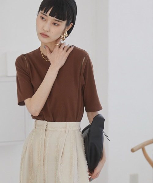 ANGIE(アンジー)の「カットアウト 肩あき リブトップス / 半袖(Tシャツ/カットソー・レディース・ブラウン/グレー/ブラック/アイボリー/グリーン/ブラック系その他/グレー系その他/グリーン系その他・FREE)」の12枚目の写真