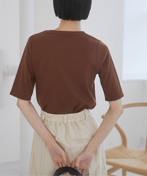 ANGIE(アンジー)の「カットアウト 肩あき リブトップス / 半袖(Tシャツ/カットソー・レディース・ブラウン/グレー/ブラック/アイボリー/グリーン/ブラック系その他/グレー系その他/グリーン系その他・FREE)」の15枚目の写真